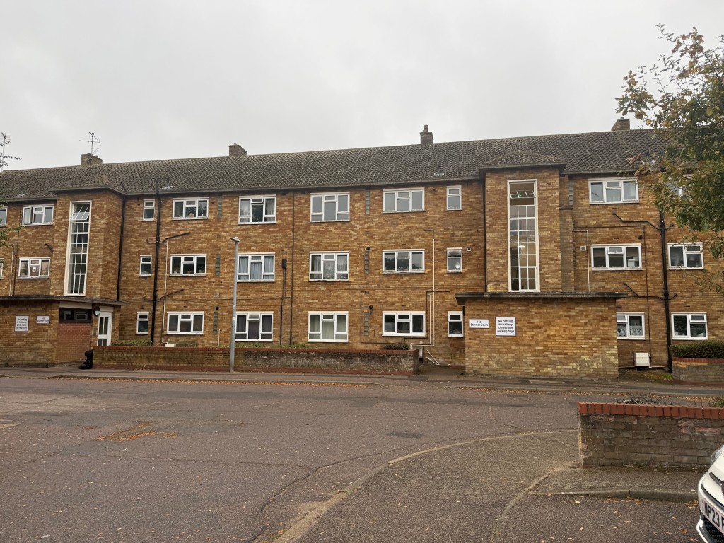Lot: 105 - TWO-BEDROOM 2ND FLOOR FLAT FOR REFURBISHMENT - Shot showing front of building